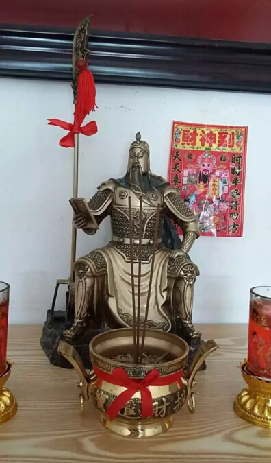 供奉铜关公