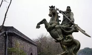 骑马的铜关公